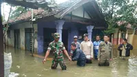 Petugas gabungan mengungsikan warga terdampak banjir Indramayu awal tahun lalu. Foto (Liputan6.com / Panji Prayitno)