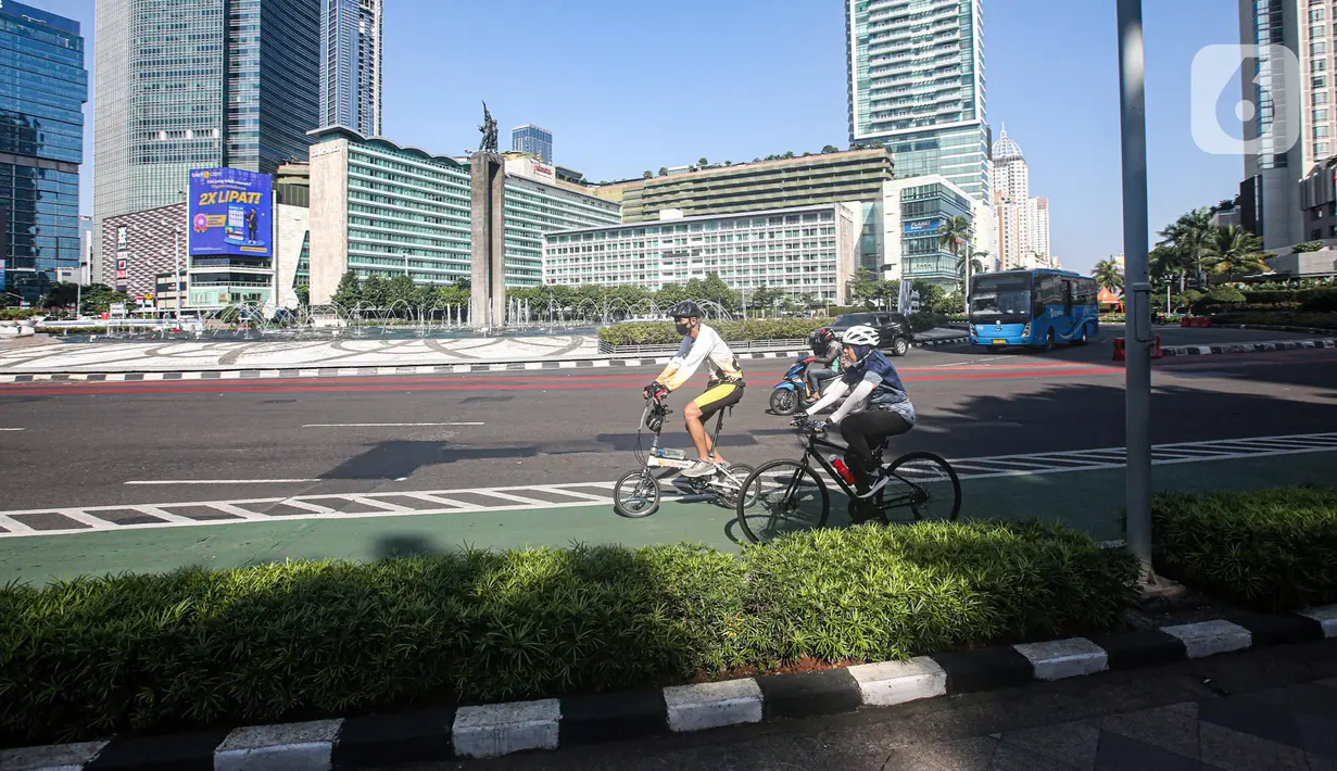 Warga bersepeda di kawasan Bundaran HI, Jakarta, Minggu (10/7/2022). Pemprov DKI Jakarta meniadakan hari bebas kendaraan bermotor (HBKB) atau car free day (CFD) pada 10 Juli karena bertepatan dengan Hari Raya Idul Adha 1443 H. (Liputan6.com/Faizal Fanani)
