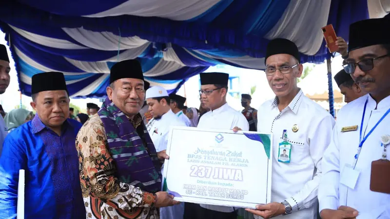 Program Kampung Zakat sebagai cara kebangkitan dan ketahanan ekonomi umat, memanfaatkan potensi penerimaan zakat ditanah air yang saat ini merangkak naik hingga menyentuh angka Rp. 23 Trilyun.