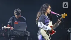 Penampilan band Svmmerdose saat konser perdana di The Pallas SCBD, Jakarta Selatan, Sabtu (15/2/2020). Band Svmmerdose yang gawangi Iqbaal Ramadhan menggelar konser perdananya yang bertajuk Don't Fall In Love With Me. (Liputan6.com/Herman Zakharia)