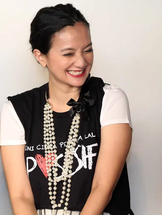 "Kebetulan saya bekerja dengan anak muda, mereka ga hanya modal tampang tapi mereka mau belajar," kata Cut Mini di Senayan City, Jakarta Pusat, Selasa (12/9/2017). (Nurwahyunan/Bintang.com)