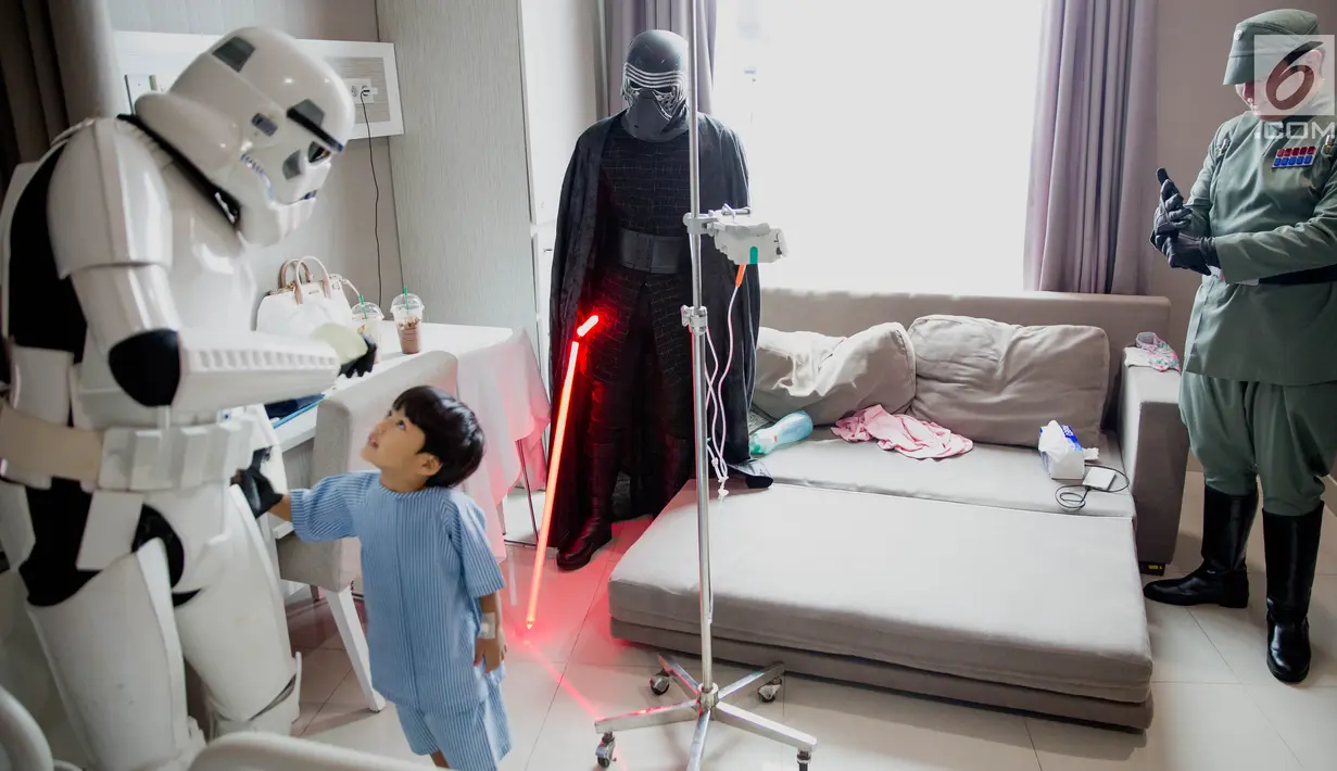 Karakter film Star Wars berjalan di lorong saat menghibur pasien di Siloam Hospitals TB Simatupang, Jakarta Selatan, Sabtu (6/4). Kehadiran karakter Star Wars ini untuk menghibur para pasien, khususnya anak-anak di rumah sakit tersebut. (Liputan6.com/Faizal Fanani)