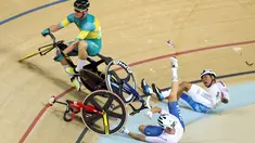  Pebalap Australia, Glenn O'Shea, bersenggolan dengan Elia Viviani (Italia), dan Park Sang-Hoon (Korea Selatan), dalam final omnium 40 km points race putra Olimpiade Rio 2016 di Rio Velodrome, Rio de Janeiro, Brasil, (15/8/2016). (Reuters/Paul Hanna)