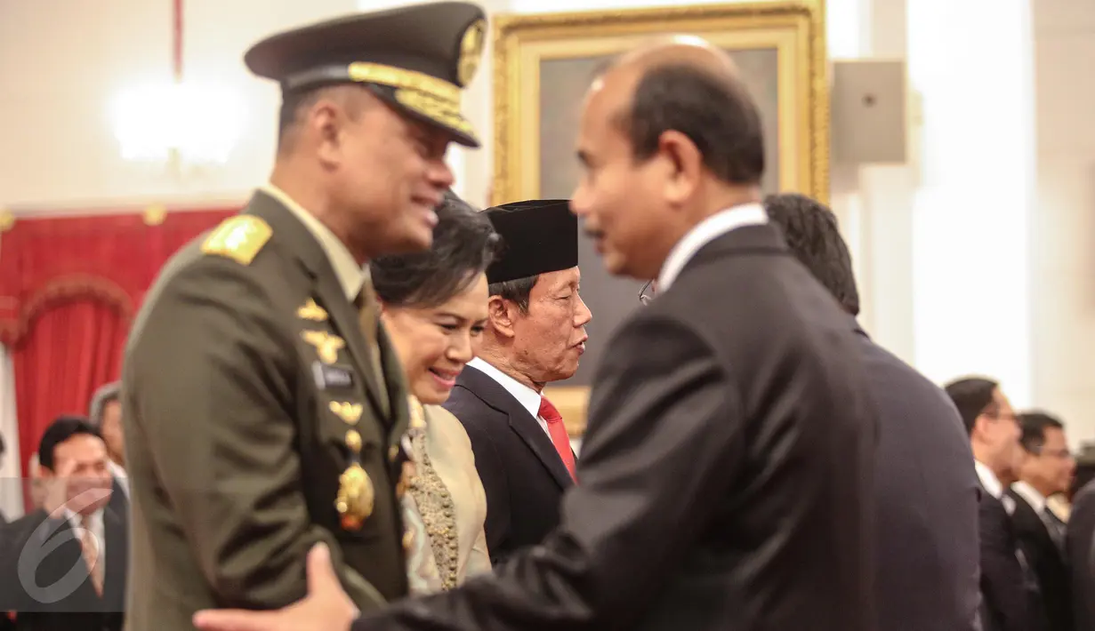 Letjen purnawirawan Sutiyoso menerima ucapan selamat dari para kolega usai pelantikan dirinya sebagai kepala BIN di Istana Negara, Jakarta, Rabu (8/7/2015). Sutiyoso menggantikan Marciano Norman. (Liputan6.com/Faizal Fanani)