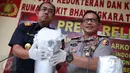 Kapolri Jenderal Tito Karnavian (kanan) dan Dirjen Bea Cukai, Heru Pambudi menunjukkan barang bukti kasus jaringan narkotika asal China di Rumah Sakit Polri, Kramat Jati, Jakarta Timur, Senin (8/5). (Liputan6.com/Immanuel Antonius)