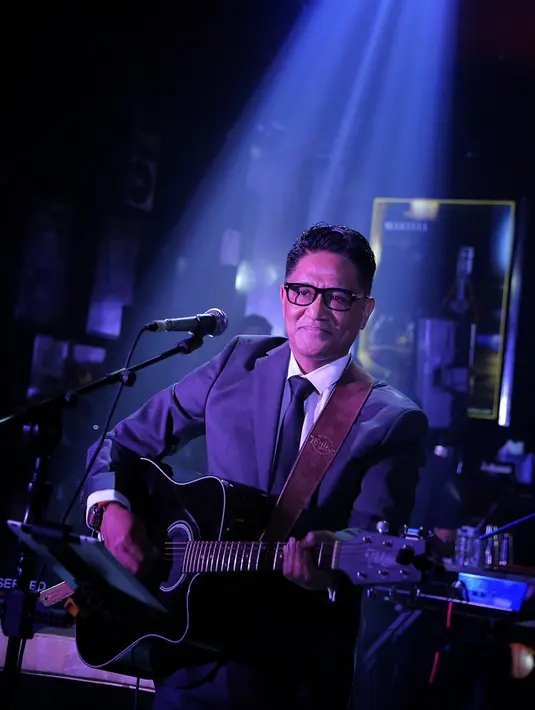 Pemilik album Bidadari (1995) itu juga terlihat beberapa kali mengajak para penggemar bernyanyi bersama. Masih di tempat yang sama, penyanyi dan pencipta lagu itu mengungkapkan berencana meluncurkan album repackage. (Deki Prayoga/Bintang.com)