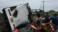 Kecelakaan antara kereta dengan bus di dekat kota Bangkok, Thailand. (Foto: Twitter / Ruamduay)