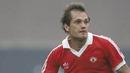 9. Ray Wilkins (1982), dirinya ditunjuk menjadi kapten Manchester United menggantikan Martin Buchan. Namun jabatan itu tidak lama karena kemudian sang pelatih, Ron Atkinson menggantinya dengan Bryan Robson. (twitter)