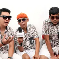 'Sebenarnya saya ogah pakai topi ini, tapi kalau enggak, nih lihat, rambut saya botak' ujar Ucup Nirin di Inbox Awards, Lapangan Marko Brimob Kedunghalang, Bogor, Jawa Barat, Sabtu (26/9/2015). (Wimbarsana Kewas/Bintang.com)