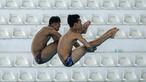 Pasangan atlet loncat indah, Andriyan (kanan) dan Adityo Restu Putra beraksi pada nomor menara synchro putra Kejurnas Akuatik 2026 di Stadion Akuatik Gelora Bung Karno, Senayan, Jakarta, Selasa (05/05/2026). (Bola.com/Bagaskara Lazuardi)
