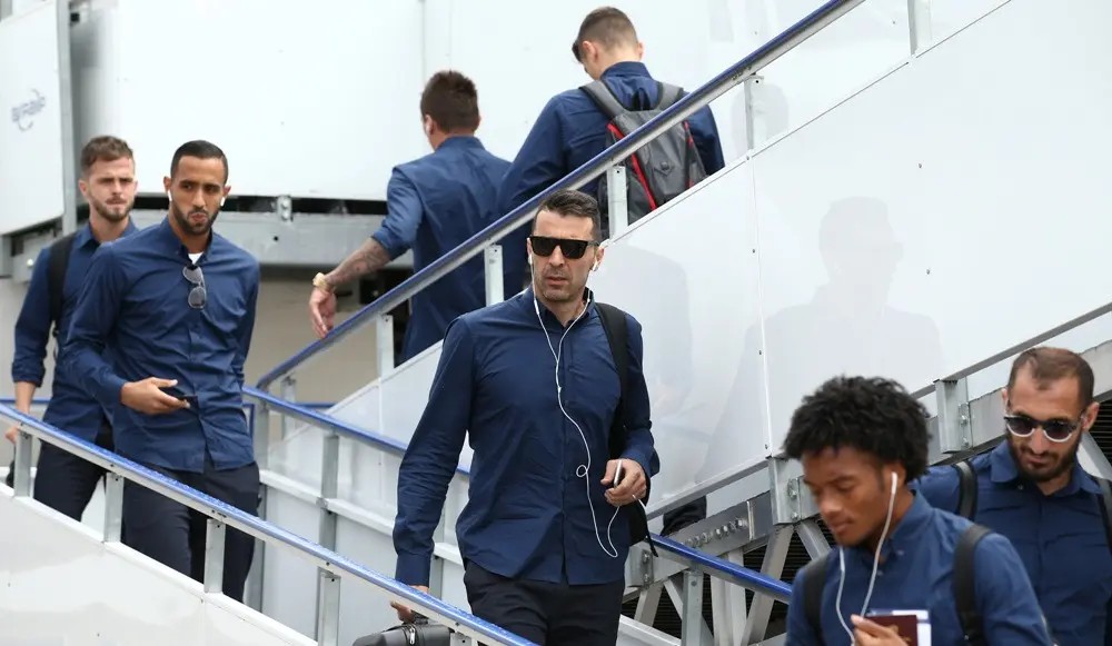 Para pemain Juventus saat tiba di bandara Cardiff, Jumat (2/6/2017). (Daily Mail). 