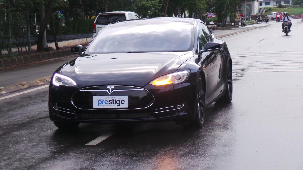 Naik Tesla Model S, Jakarta-Bandung Bebas Bensin