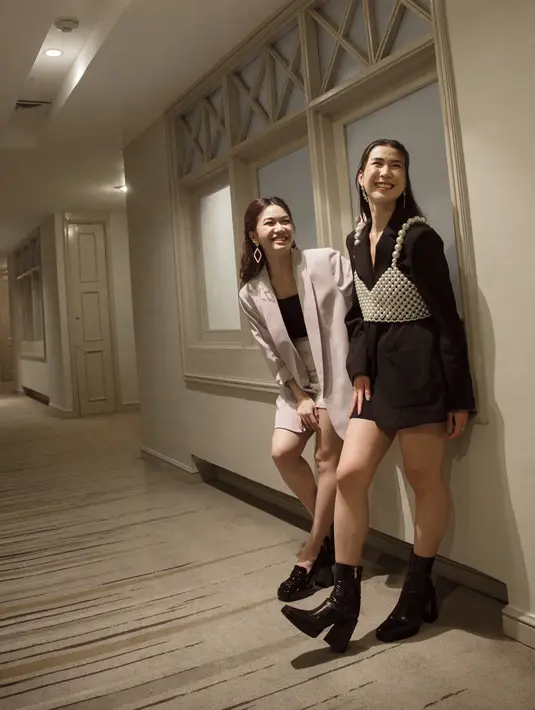 Christie dan Elma di sini mengenakan outfit yang bisa jadi inspirasi workwear unik. Di sini Christie tampak memadukan oversized blazernya yang berwarna hitam dengan crop top dari manik-manik yang membuat keseluruhan tampilannya menggemaskan. Foto: Document FIMELA.