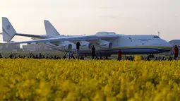 Warga mengabadikan pesawat jenis kargo Antonov An-225 Mriya yang akan melakukan penerbangan komersial pertamanya dari Vaclav Havel Airport, Praha ke Perth, di Republik Ceko, Kamis (12/5). (REUTERS/David W Cerny)