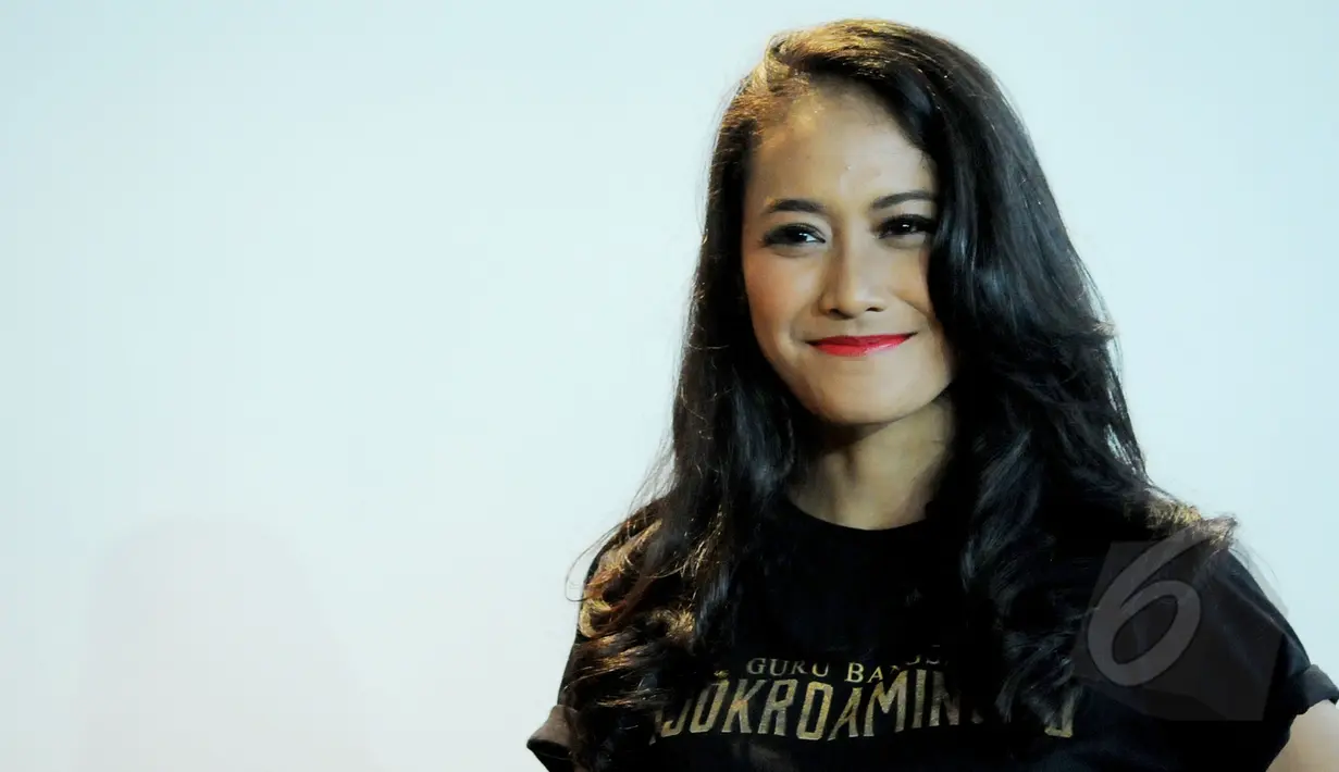 Putri Ayudya saat menghadiri gala premier Film Guru Bangsa TJOKROAMINOTO di kawasan Kuningan, Jakarta Selatan (31/3/2015). Dalam film tersebut, Putri Ayudya berperan sebagai istri  HOS Tjokroamonito.(Liputan6.com/FAisal R Syam)