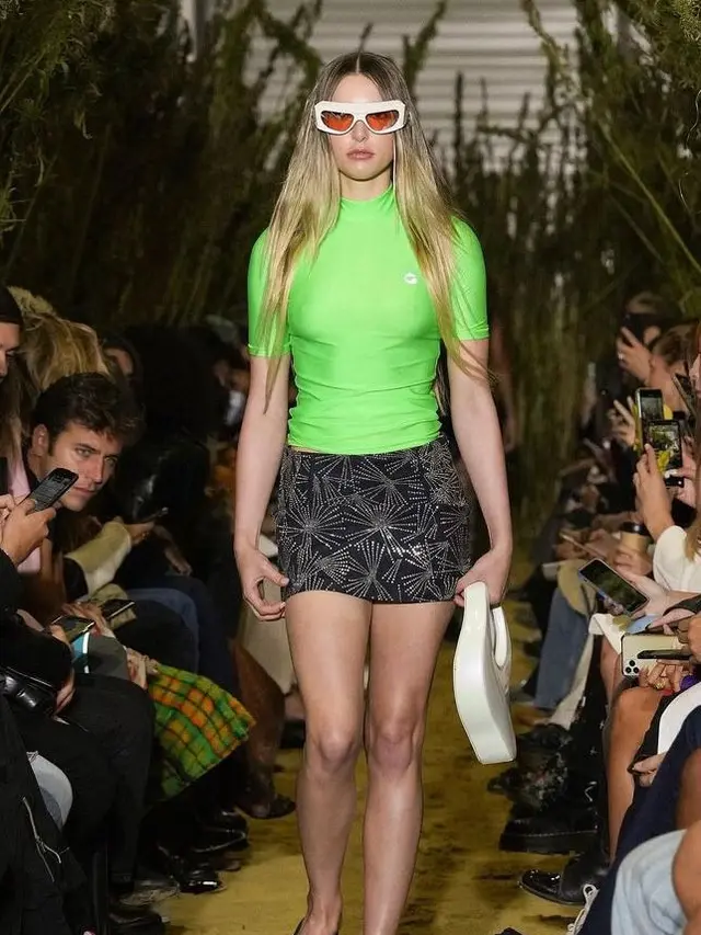 Gaya Putri Steve Jobs Debut di Paris Fashion Week