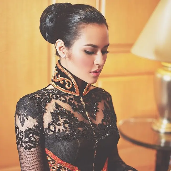 Kebaya modern yang dipakai Raisa dalam aktivitasnya. (sumber foto: @raisa6690/instagram)