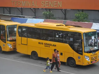 Pemprov DKI mengerahkan Bus Sekolah untuk menggantikan Metro Mini di Terminal Senen, Jakarta, Senin (21/12/2015). Metro Mini melakukan aksi mogok karena takut terkena razia Dishub. (Liputan6.com/Gempur M Surya)