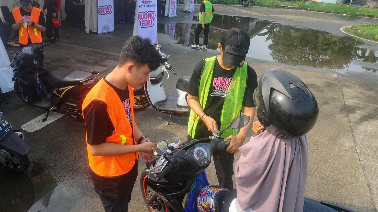 Peserta mengantarkan sepeda motornya yang akan diberangkatkan ke kampung halaman dalam program mudik gratis Kemenhub di&nbsp;Terminal Pondok Cabe, Tangerang Selatan, Banten, Jumat (5/4/2024). Mudik gratis untuk pengendara sepeda motor ini  diselenggarakan