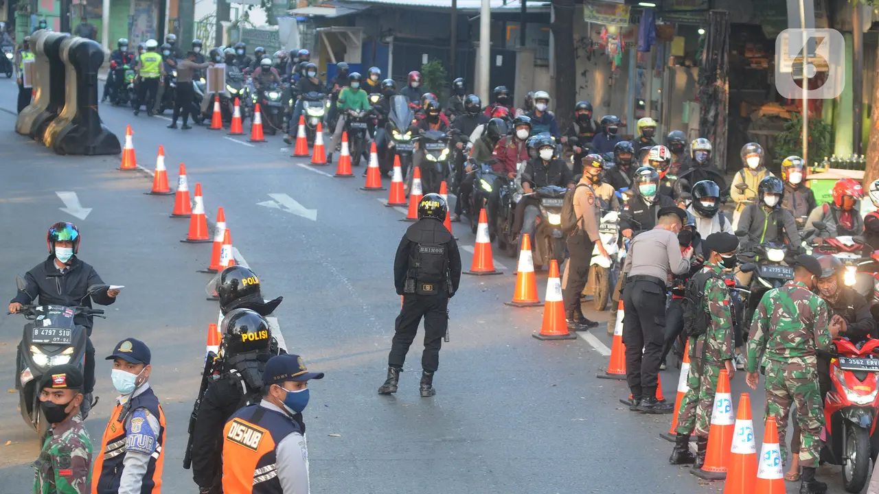 Kanalisasi Arus Lalu Lintas di Pos Penyekatan PPKM Darurat
