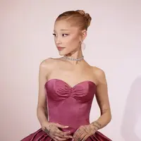 Ariana Grande tengah menjalankan promo film promo film Wicked. Ia hadir dengan tampilan dreamy yang mengagumkan. [Foto: Instagram/ Ariana Grande]