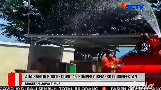 Ponpes Al Fatah Temboro, Kecamatan Karas, Magetan disemprot puluhan petugas, Selasa (22/04) pagi. Puluhan Satgas COVID-19 melakukan penyemprotan disinfektan mengenakan APD lengkap.