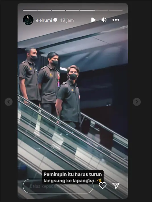 Selain berjaga di pintu masuk mal, Rumi juga terlihat berkeliling untuk melihat-lihat. Sebagai komandan regu, ia langsung terjun langsung. "Pemimpin itu harus turun langsung ke lapangan," tulisnya. [Instagram/elelrumi]