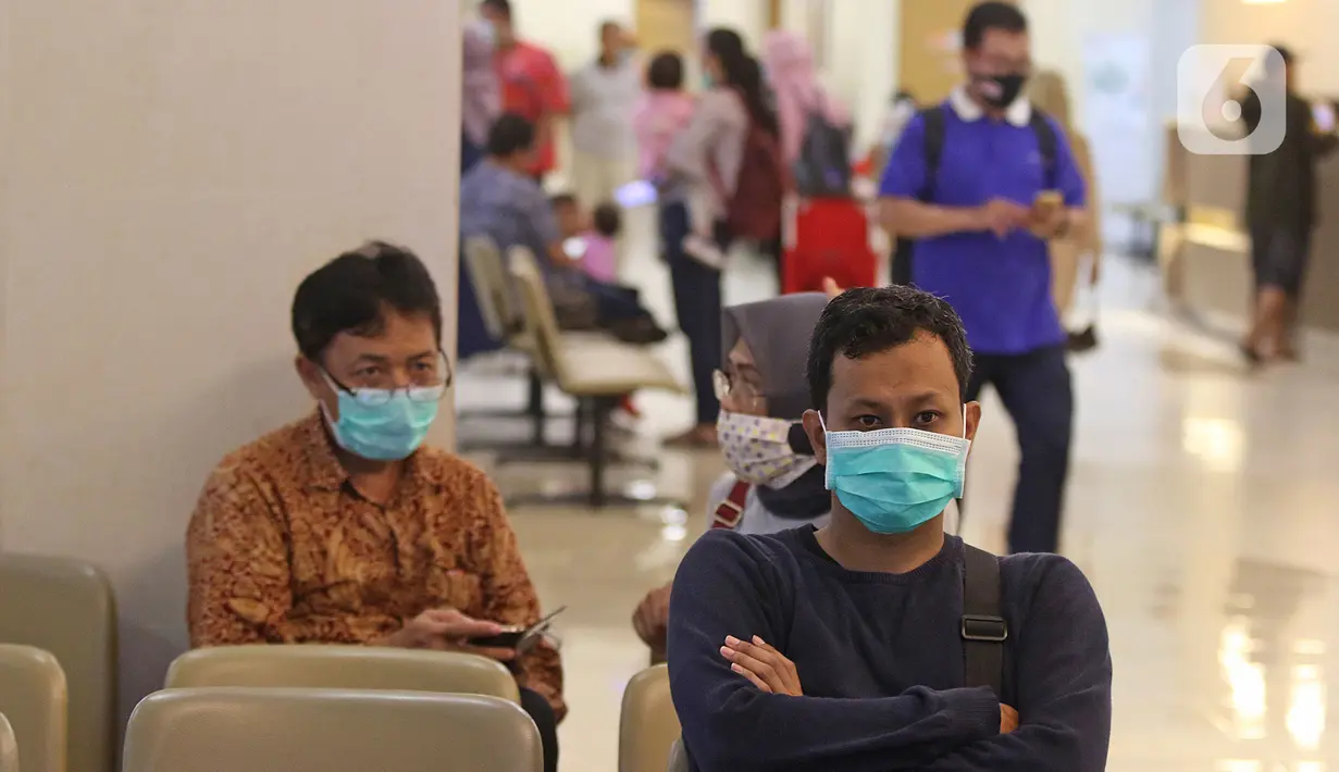 Warga menunggu di RS Mitra Keluarga, Depok, Senin (2/3/2020). Sebanyak 70 petugas medis di RS Mitra Keluarga Depok, Jawa Barat, dirumahkan. Petugas tersebut sempat berinteraksi dengan dua pasien yang positif terinfeksi virus korona COVID-19. (Liputan6.com/Herman Zakharia)