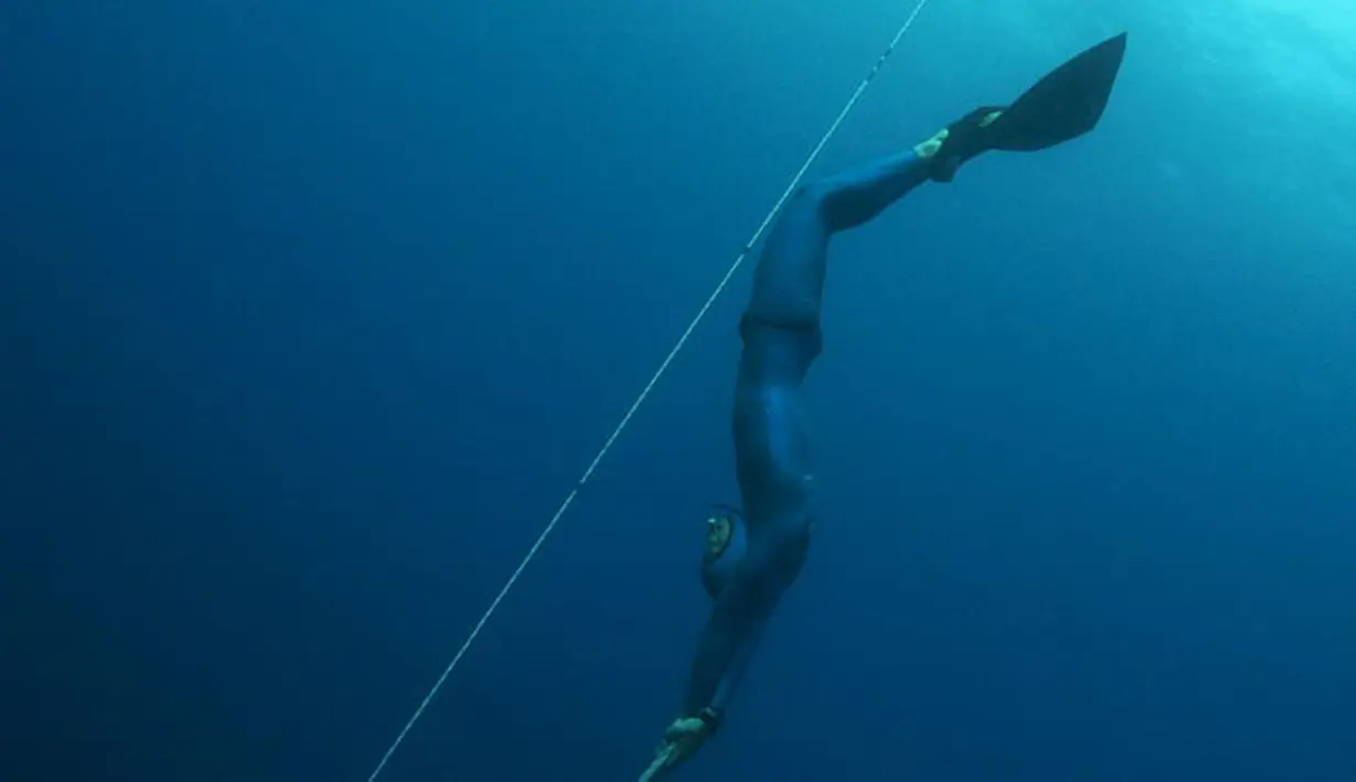 Penyelam Perancis Guillaume Nery terlihat menyelam saat sesi latihan di laut Mediterania, Nice, Perancis, (18/7/ 2015). Nery pernah memecahkan rekor dunia pada tahun 2002 di 87 meter di pelabuhan Villefranche, Perancis. (AFP PHOTO/Boris Horvat)