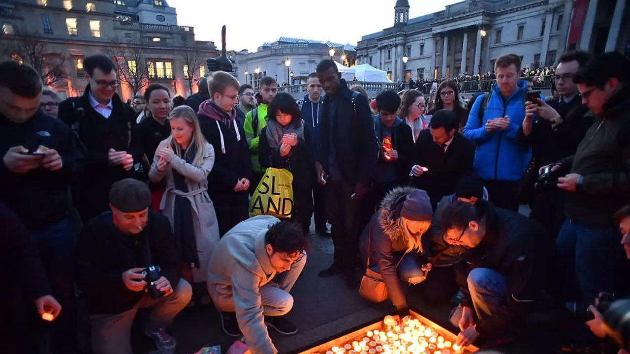 Warga London meletakkan lilin untuk mengenang korban teror London. (Ben Cawthra/LNP)