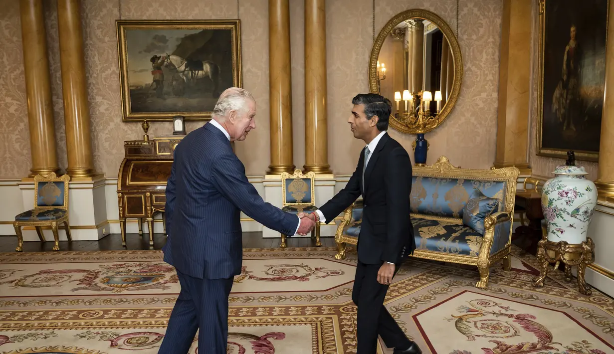 Raja Charles III menyambut Rishi Sunak selama audiensi di Istana Buckingham, London, di mana ia mengundang pemimpin Partai Konservatif yang baru terpilih untuk menjadi Perdana Menteri dan membentuk pemerintahan baru, Selasa, 25 Oktober 2022. (Aaron Chown/Pool photo via AP)