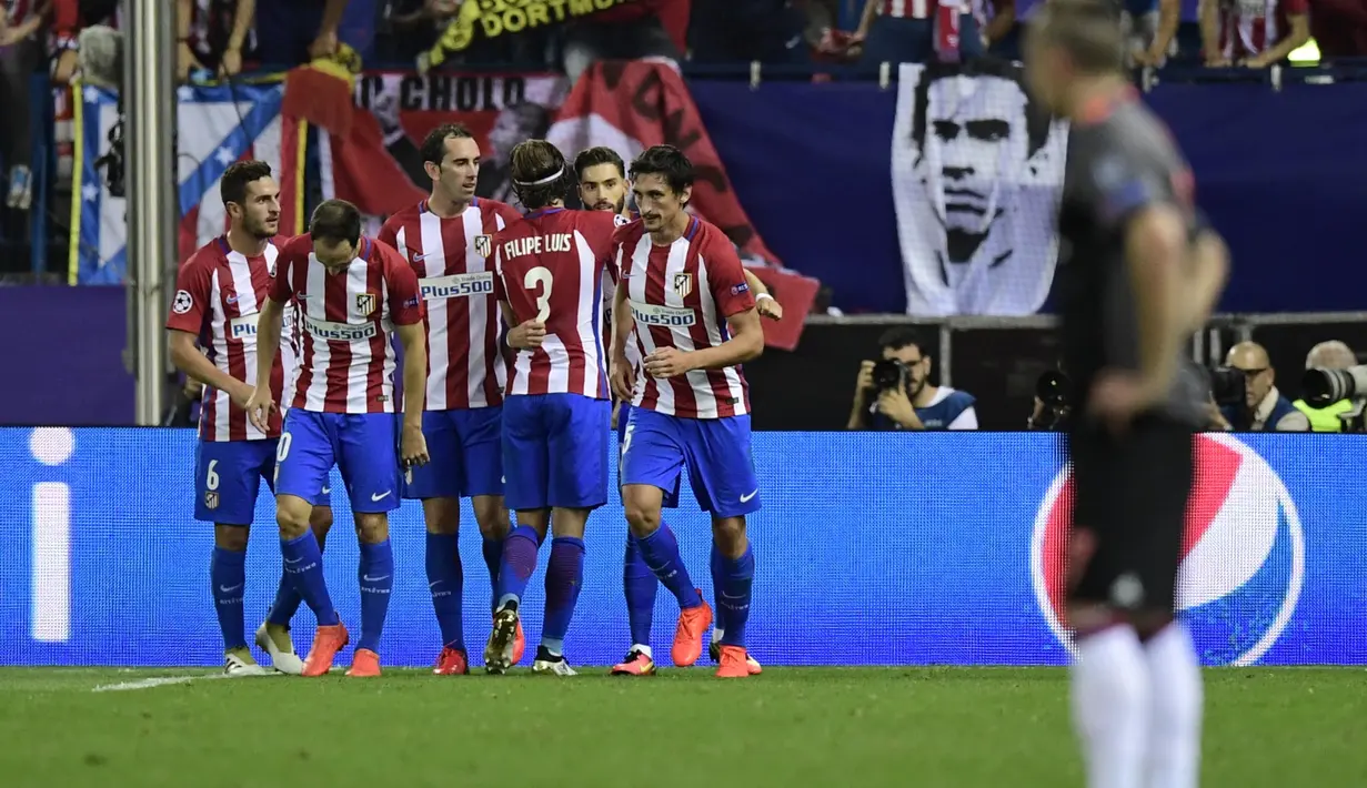 Para pemain Atletico Madrid merayakan gol saat menjamu Bayern Munchen pada laga grup D Liga Champions di Vicente Calderon stadium, Madrid, Kamis (29/9/2016) dini hari WIB. (AFP/Javier Soriano)
