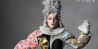 Lady Gaga tampil di sampul majalah British Voge untuk edisi Desember, sementara Vogue Italia edisi November 2021. Selama sesi pemotretan, Lady Gaga tampil cukup unik dengan busana rancangan desainer kelas dunia. (instagram/ladygaga)