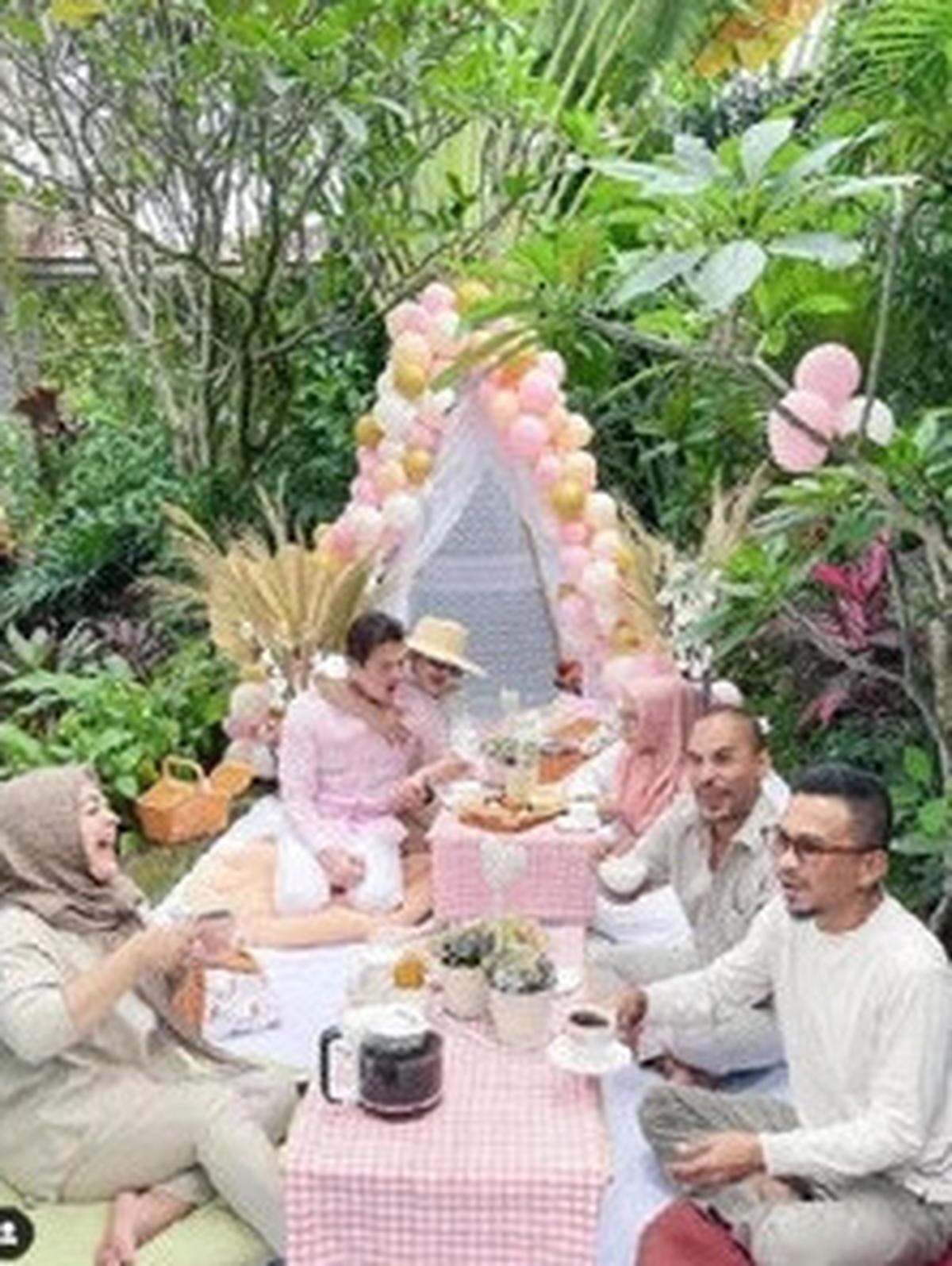 Tak Lagi Dihuni, 5 Potret Rumah Mewah Syahrini Bergaya Eropa Klasik di Bogor - Estetik dengan Nuansa Serba Putih