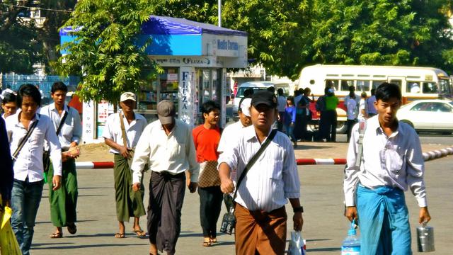 Modisnya Kain Sarung Muda Mudi Myanmar Yang Dipakai Ke Mana Saja Lifestyle Liputan6 Com
