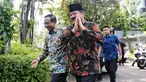 Mantan Menteri Koordinator Bidang Politik, Hukum, dan Keamanan (Menko Polhukam) Mahfud Md (kiri) menyambut kehadiran Menko Polhukam Hadi Tjahjanto di Jakarta, Kamis (22/2/2024). (Liputan6.com/Angga Yuniar)