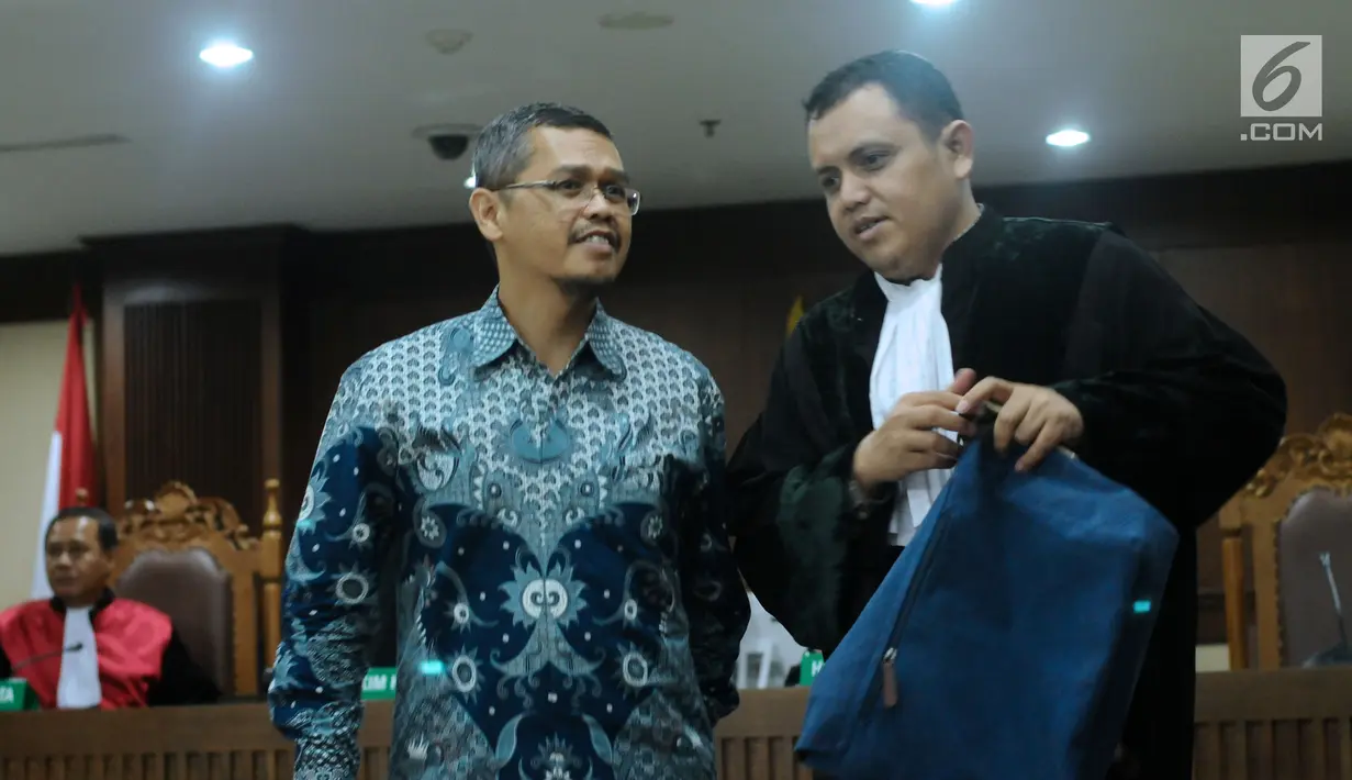 Terdakwa dugaan suap proyek pembangunan jalan di Kementerian PUPR, Yudi Widiana bersama kuasa hukumnya usai mengikuti sidang pembacaan nota pembelaan di Pengadilan Tipikor, Jakarta, Rabu (7/3). (Liputan6.com/Helmi Fithriansyah)