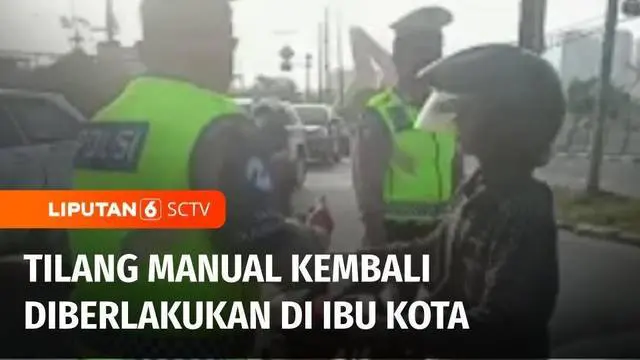 Makin maraknya pelanggaran lalu lintas yang juga harus ditindak tegas, ini membuat polisi kembali menerapkan tilang manual, di Jalan Daan Mogot, Kalideres, Jakarta Barat. Puluhan pengendara terjaring razia polisi pada Rabu siang.