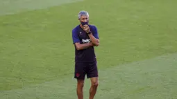 Pelatih Barcelona, Quique Setien melihat para pemainnya berlatih di stadion Da Luz, Lisbon, Portugal (13/8/2020). Barcelona akan bertanding melawan Bayern Munchen pada perempat final Liga Champions di Estadio da Luz. (Rafael Marchante/Pool via AP)