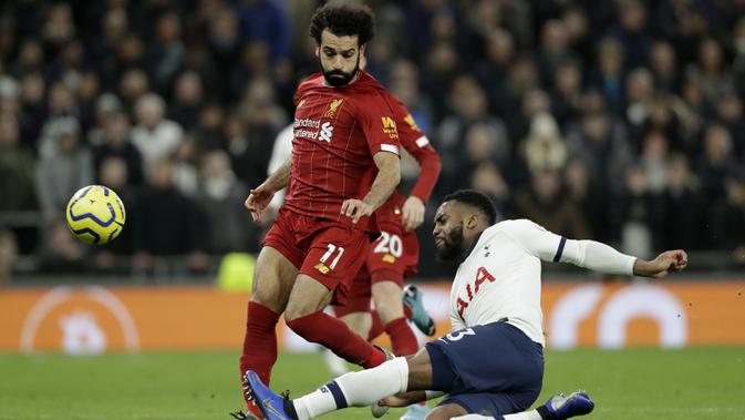 Bek Tottenham Hotspsur, Danny Rose berusaha merebut bola yang dibawa penyerang Liverpool, Mohamed Salah pada pertandingan lanjutan Liga Inggris di Stadion Tottenham Hotspur di London, Inggris, Sabtu (11/1/2020). Liverpool menang 1-0 atas Tottenham. (AP Photo/Matt Dunham)