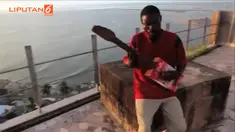 Ia menarik perhatian masyarakat internet, karena keahliannya memainkan gitar dari kaleng bekas.