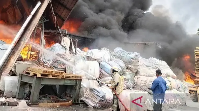 Pabrik di Cikupa Tangerang Terbakar, Sembilan Mobil Damkar Dikerahkan