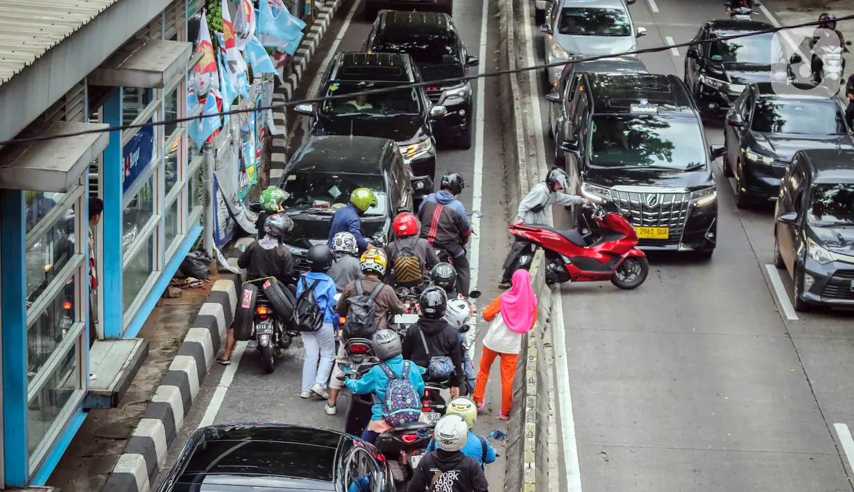 Demi menghindari tilang polisi, puluhan pengendara sepeda motor nekat melawan arah dan masuk ke jalur Transjakarta. (Liputan6.com/Angga Yuniar)
