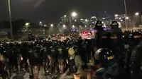Massa Demo Kembali Melempari Batu ke Mapolda Metro Jaya