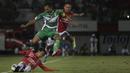 Pemain Bali United, Loudry melakukan tekel pada laga Piala Presiden melawan Mitra Kukar di Stadion I Wayan Dipta, Gianyar, Bali, Kamis (3/9/2015). (Bola.com/Vitalis Yogi Trisna)