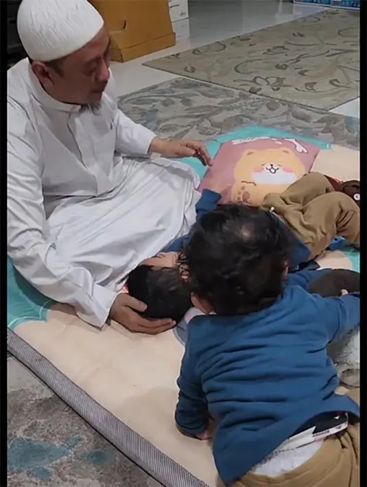 Saat pemeran dalam film Di Bawah Langit  itu bermain dengan Hasan, anak keduanya Maulana Muhammad Husein Abdulloh El Firdaus atau biasa disapa Husein pun tampak menyusul. [Instagram/bebi.silvana]