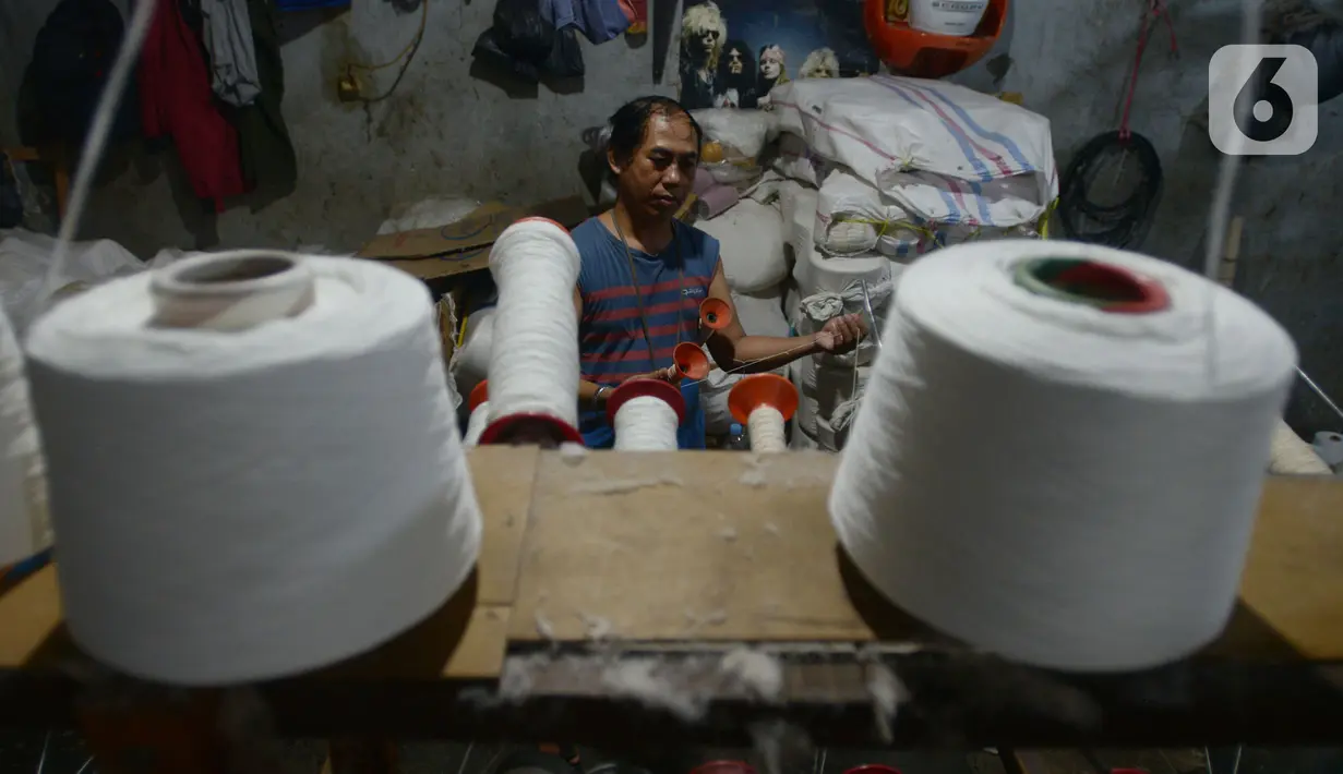 Aktivitas memintal benang di kawasan Kebayoran, Jakarta, Rabu (4/1/2023). Menteri Koordinator Bidang Perekonomian, Airlangga Hartarto  menjelaskan, pemerintah menyiapkan anggaran KUR Rp 460 triliun di 2023. Plafon ini naik jika dibandingkan dengan alokasi 2022 yang tercatat Rp 373 triliun. (merdeka.com/Imam Buhori)