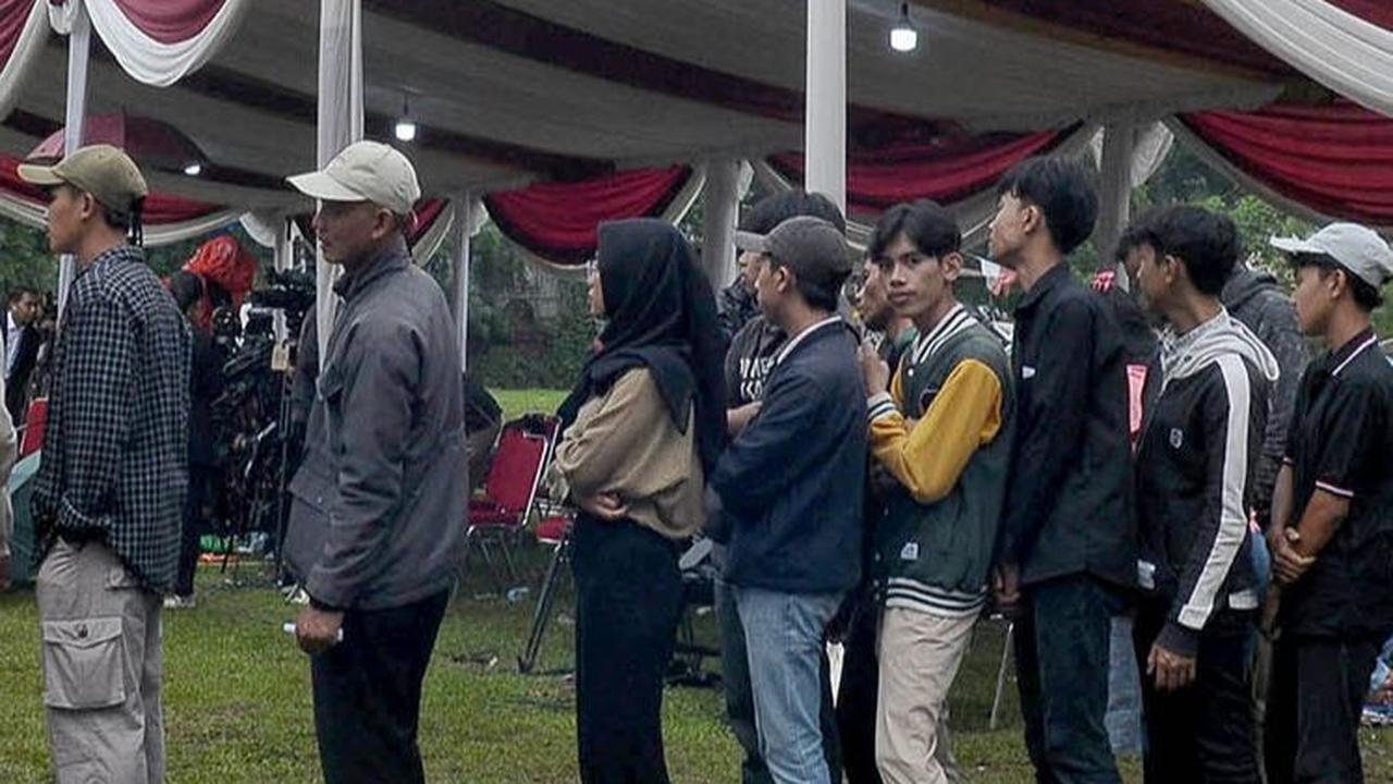 FOTO: Antrean Warga Ikut Pemungutan Suara Pemilu 2024 di TPS Tempat Prabowo Nyoblos