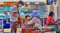 Nasabah saat melakukan transaksi perbankan di KCU Bank Mandiri Bintaro, Tangerang Selatan, Banten, Jumat (26/2/2021). Syarat 3 T yang ditetapkan LPS yakni Tercatat, Tingkat bunga simpanan tidak lebihi bunga penjaminan LPS, dan Tidak menyebabkan bank menjadi bank gagal. (Liputan6.com/Angga Yuniar)