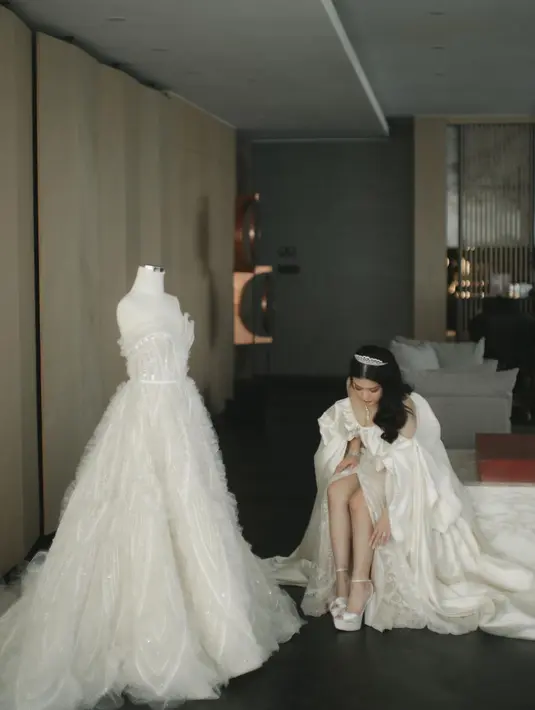 Untuk acara hari kedua, Valencia memamerkan momennya mengenakan bridal robe yang juga tak biasa. Foto: Instagram.